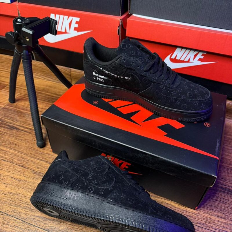 NIKE AIRFORCE- 1 PLAIN BLACK