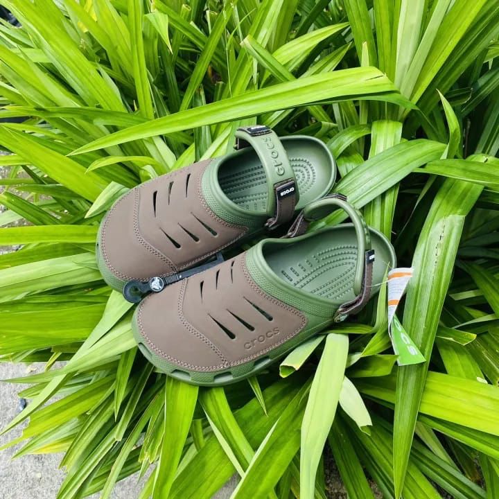 CROCS CLOGS